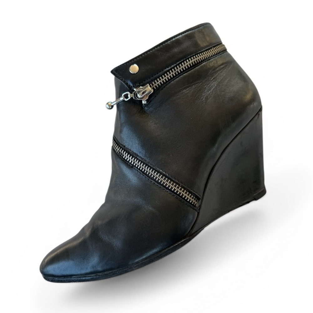 BELLE by Sigerson Morrison Black Leather Wedge Ankle Boots Zipper Detail Size 9